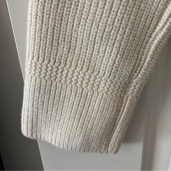 Banana Republic Factory Ribbed Turtleneck Pullover M
Transition Cream - Picture 3 of 5